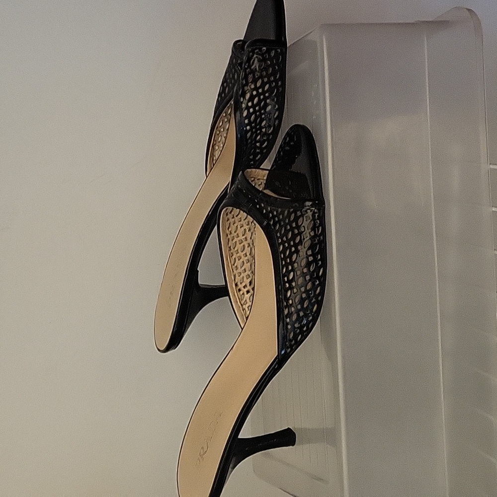 Sweet kitten heel slides